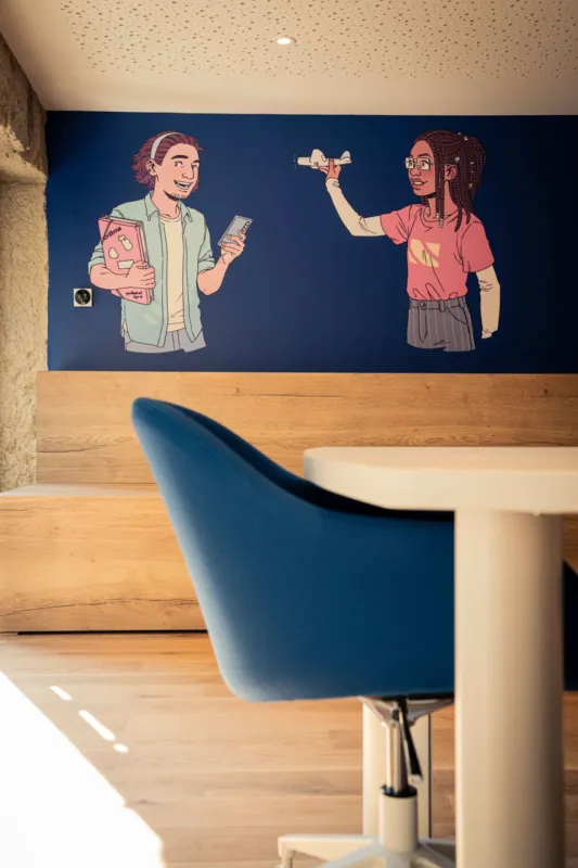 Estrade en bois le long du mur d'une salle de réunion, sous une fresque illustrée