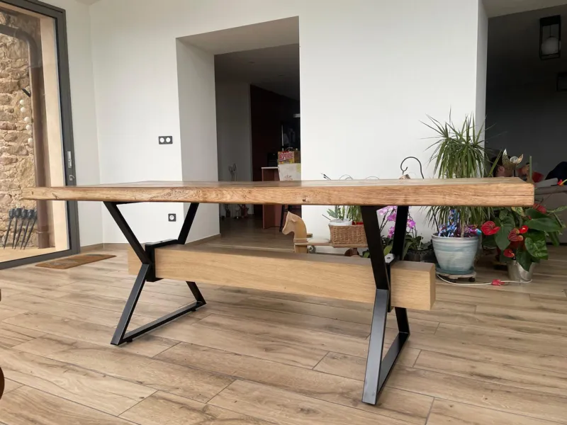Table en chêne massif sur piètement en acier noir, poutre de chêne en entretoise