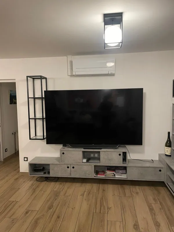 Meuble TV suspendu effet béton vu de face, portes coulissantes et niches ouvertes